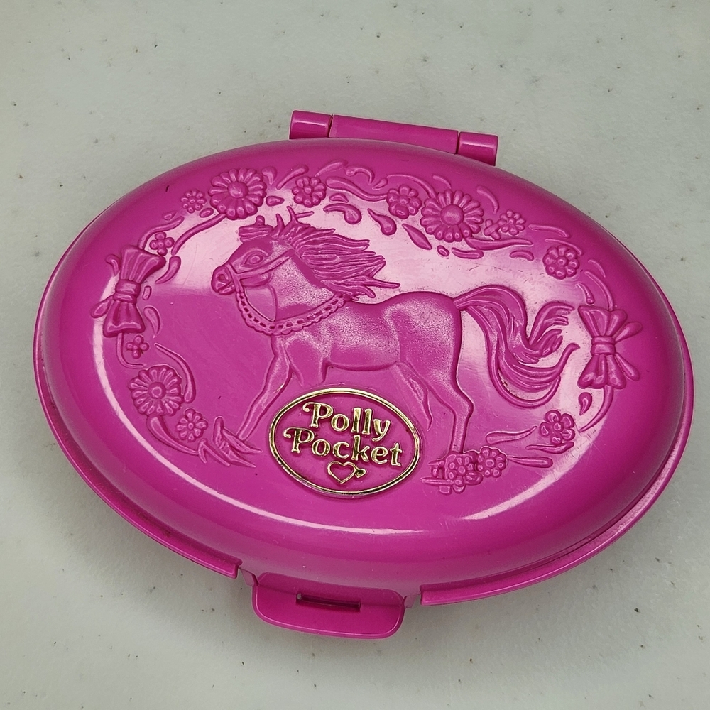 1995 Polly Pocket Palomino Pony Stable Compact with Figures